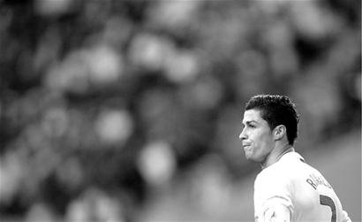 足球裁判规则误区解析（足球裁判规则常见误区解读）