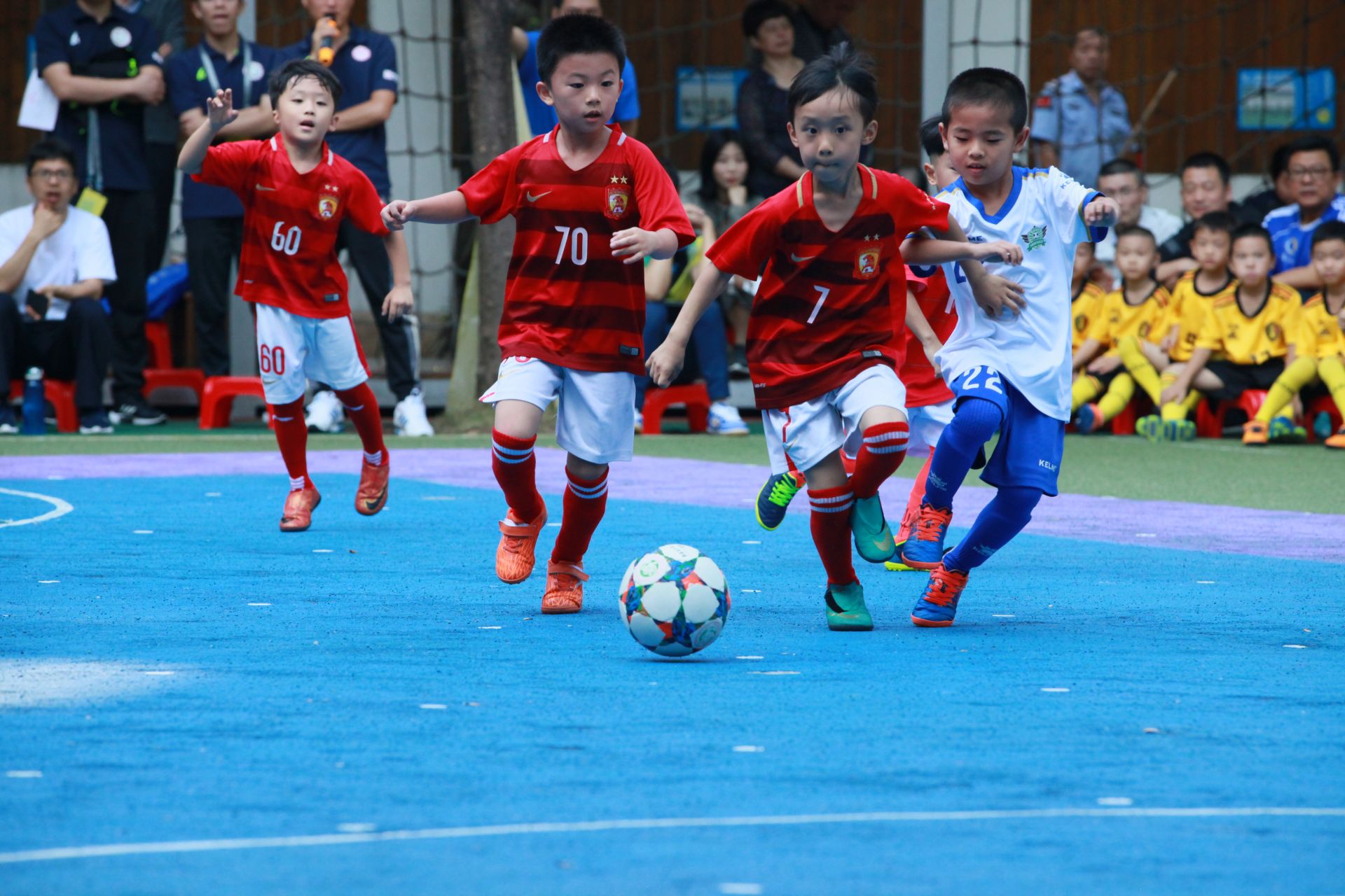 中国女足出战英格兰女足名单：王霜、吴海燕领衔，张琳艳在列