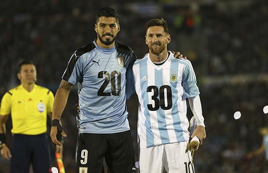 官方：阿贾克斯与18岁后防小将亚伦·鲍曼续约至2030年（阿贾克斯官宣：18岁后防新秀亚伦·鲍曼续约至2030年）