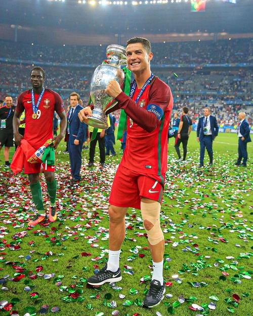 小雷：利物浦第二球犯规了，罗梅罗第一张黄牌是因为对此愤怒（小雷：利物浦第二球应判犯规，罗梅罗因不满吃到首张黄牌）