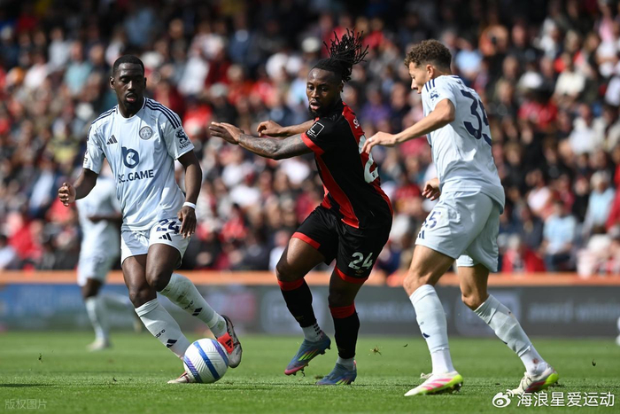 董路批评中国球迷不热爱足球，中国男足多次无缘世界杯，呼吁提升足球热情。（董路称国足球迷缺乏热情：男足屡失世界杯门票，呼吁激发足球热爱）