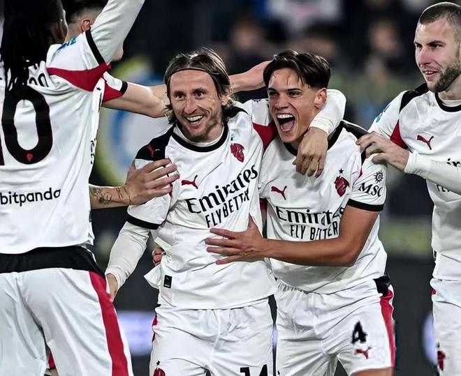 篮球勇士明星球员连续得分20+