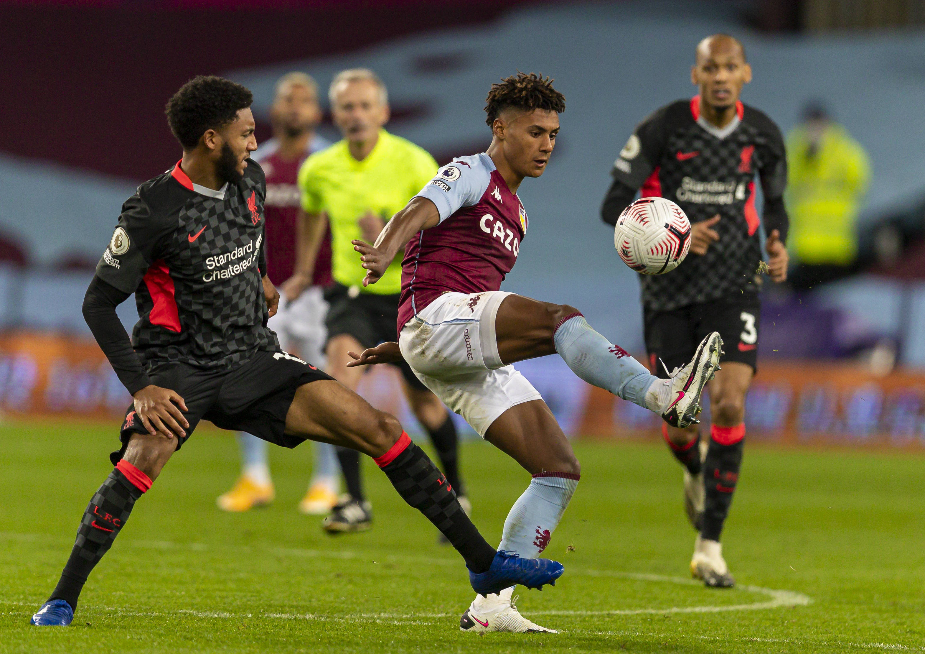 中场一脚直塞把后防撕开了