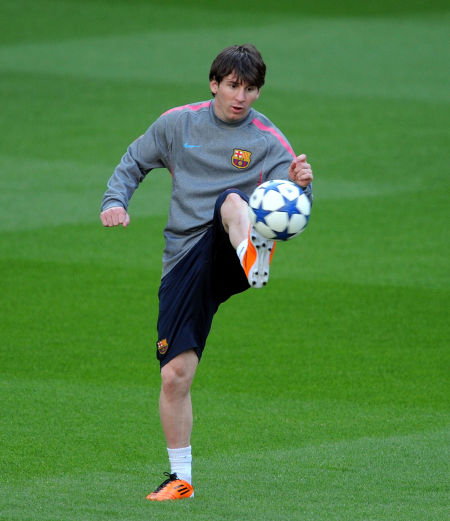 萨顿：曼联有几名球员因非洲杯缺席，本轮英超我看好纽卡斯尔获胜（萨顿：非洲杯致曼联多人缺阵，本轮英超更看好纽卡取胜）